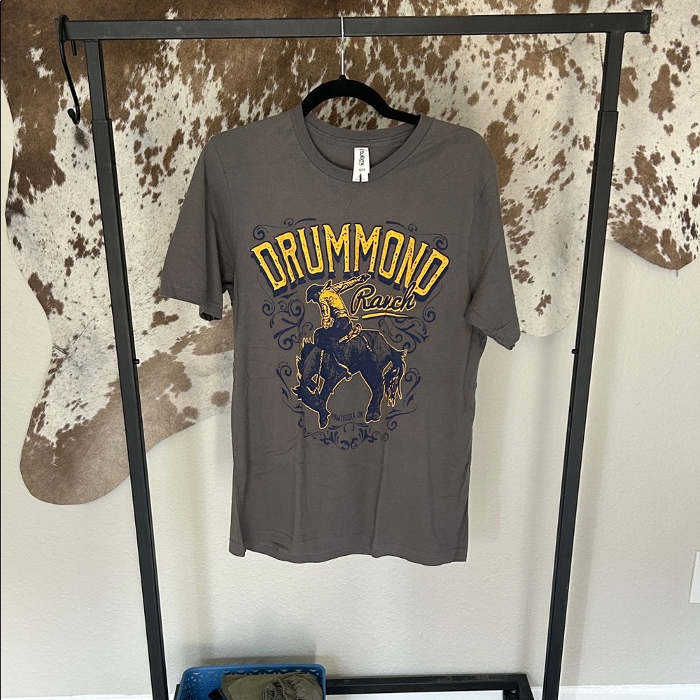 The Pioneer Woman Gray Graphic Tee with Gold and Blue Accents